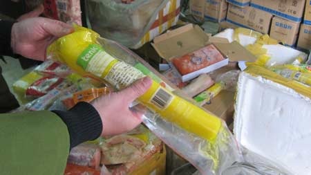 Bắt giữ nửa tấn thực phẩm Nhật “xịn” từ… Lạng Sơn về - 3 Bắt giữ nửa tấn thực phẩm Nhật “xịn” từ… Lạng Sơn về - 3