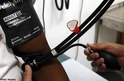 Nên kiểm tra huyết áp ở cả 2 tay  - 1