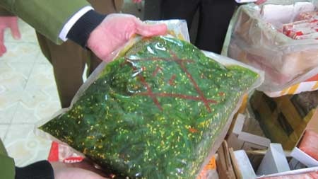 Bắt giữ nửa tấn thực phẩm Nhật “xịn” từ… Lạng Sơn về - 5 Bắt giữ nửa tấn thực phẩm Nhật “xịn” từ… Lạng Sơn về - 5