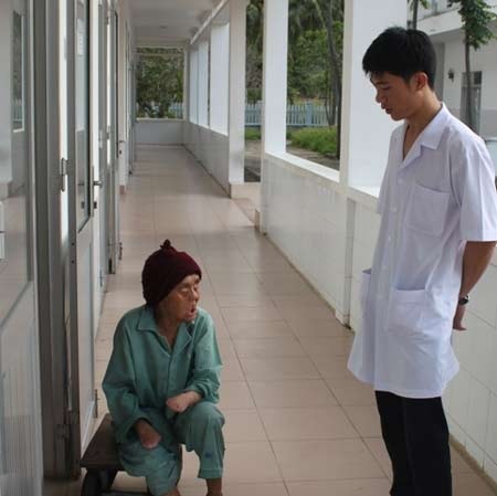 Hạnh phúc nhất là được gần gũi với bệnh nhân bị “hắt hủi” - 4 Hạnh phúc nhất là được gần gũi với bệnh nhân bị “hắt hủi” - 4