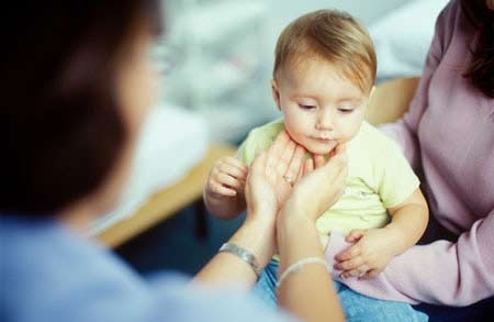 Bé 14 tháng tuổi có cần cắt amiđan? - 1 Bé 14 tháng tuổi có cần cắt amiđan?