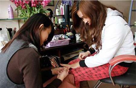 Đi làm móng, suýt mất ngón tay - 1 Đi làm móng, suýt mất ngón tay