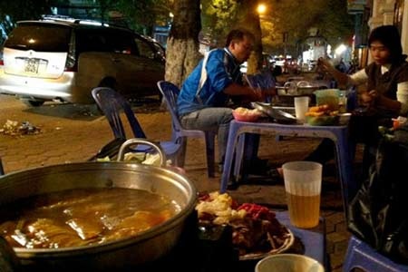 Lẩu vỉa hè: Rẻ ngon quan trọng hơn bổ sạch? - 1 Lẩu vỉa hè: Rẻ ngon quan trọng hơn bổ sạch?