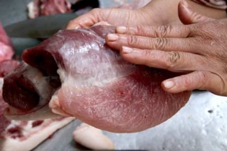 Có thể nhận biết thịt lợn có chất tạo nạc? - 1 Cần quan sát kỹ màu sắc của thịt, lớp mỡ và bì (Ảnh minh họa)