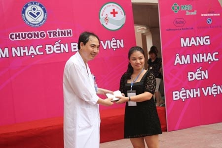 Các sao rủ nhau tới... bệnh viện phụ sản - 8 Các sao rủ nhau tới... bệnh viện phụ sản