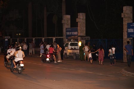 Đạp đổ cổng trường để mua đơn: Việc có thể tránh... - 1 Đạp đổ cổng trường để mua đơn: Việc có thể tránh...