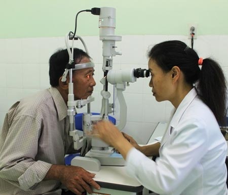 Khám và phẫu thuật mắt miễn phí cho người nghèo - 1 Khám và phẫu thuật mắt miễn phí cho người nghèo