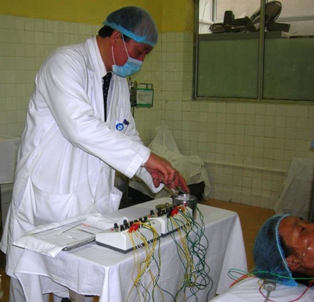 Châm tê để mổ - kỹ thuật diệu kỳ hiển hiện trước mắt tôi - 1 Châm tê để mổ - kỹ thuật diệu kỳ hiển hiện trước mắt tôi