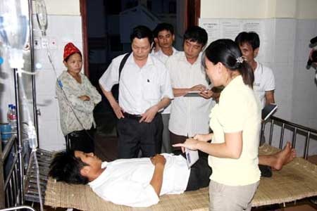 Ăn thịt trâu chết do rắn cắn, 60 người bị ngộ độc - 1 Ăn thịt trâu chết do rắn cắn, 60 người bị ngộ độc