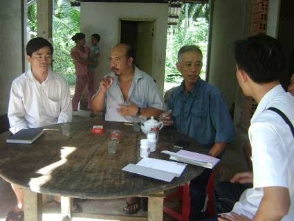 Thêm người nhiễm HIV ở nơi hàng chục người “bỗng dưng mang án tử” - 1 Người dân ấp Phú Đăng bàn tán về chuyện lây nhiễm HIV (Ảnh: Lao động)