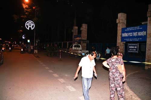 Thở phào khi mua được đơn dự tuyển vào Trường Thực Nghiệm - 1 Thở phào khi mua được đơn dự tuyển vào Trường Thực Nghiệm