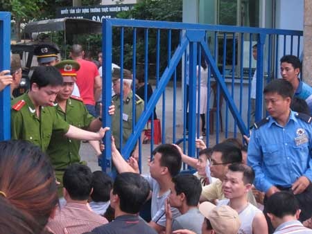 Thở phào khi mua được đơn dự tuyển vào Trường Thực Nghiệm - 8 Thở phào khi mua được đơn dự tuyển vào Trường Thực Nghiệm