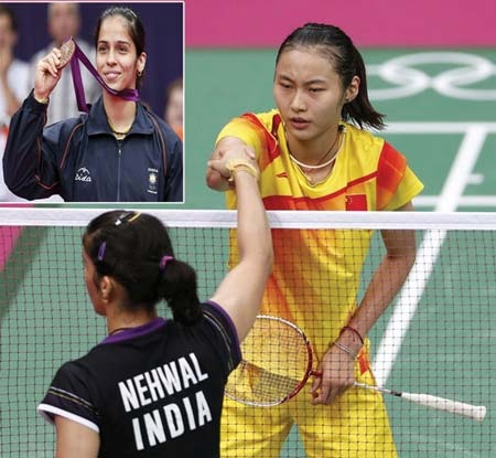 Saina Nehwal (Ấn Độ) huy chương đồng và đối thủ Trung Quốc bỏ cuộc.