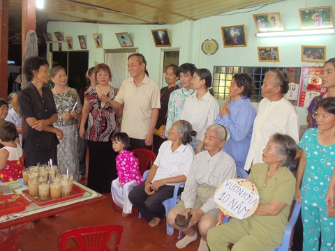 “Khu vườn kỳ lạ”: Chẳng có phép màu nhiệm nào! - 2 Không biết mình đang bị lợi dụng, nhiều người bệnh khắp nơi vẫn cứ đổ về khu vườn này.