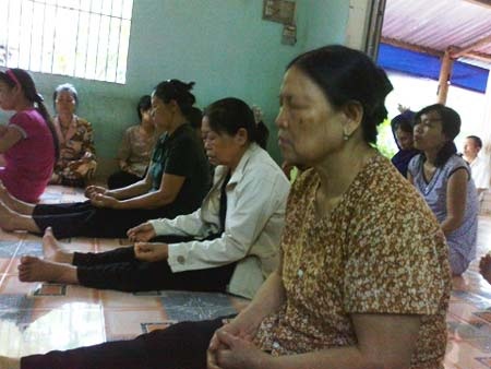 Chuyện "bắt ma, uống nước thánh" ở "Khu vườn kỳ lạ" - 1 Cầu nguyện chữa bệnh.