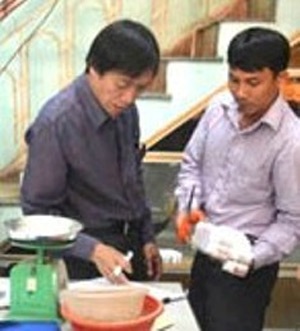 Phát hiện thuốc cấm lưu hành ở phòng khám Trung Quốc - 1 Cơ quan chức năng đang kiểm tra thuốc trong phòng khám Vượng Phát