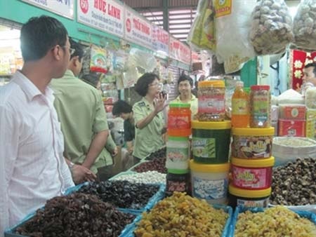 Cơ quan quản lý thị trường kiểm tra mứt, xí muội... tẩm hóa chất cấm tại chợ Bình Tây, TPHCM.