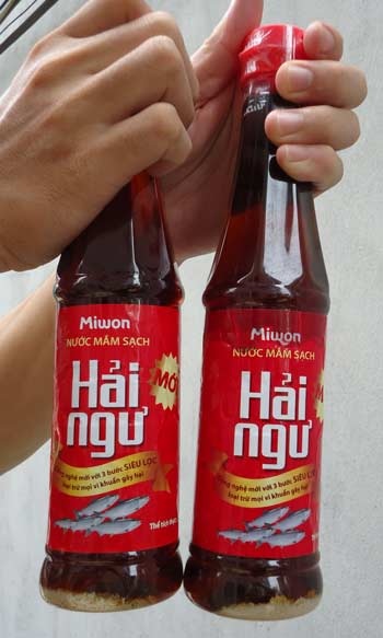 Hai chai nước mắm anh Tú mua về đóng cặn trắng ở dưới