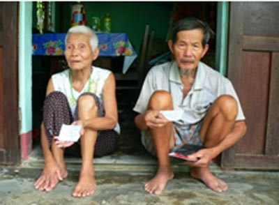 Lợi ích của người cận nghèo khi tham gia BHYT bảo hiểm y tế - 3 Thẻ BHYT đã đến tận tay người cận nghèo (ảnh NVH)