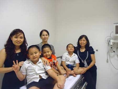 Phẫu thuật thành công bệnh nhi bị polyp đại tràng phức tạp - 1 Bé Tùng (áo cam) khoẻ mạnh bên người thân