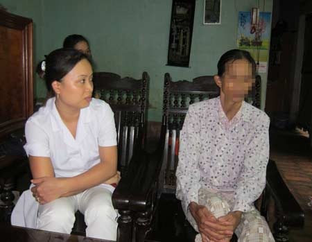 Khám đau hông phát hiện ra… lao phổi - 1 Cán bộ y tế xã (áo blu trắng) trực tiếp theo dõi điều trị cho bệnh nhân Hà