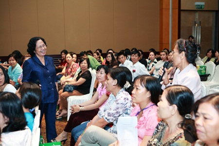 GS.BS Nguyễn Thị Ngọc Phượng tư vấn, trả lời thắc mắc của chị em phụ nữ