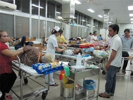 Thuốc nội “dìm” nhau - 1 Nhiều bệnh nhân vẫn sính dùng thuốc ngoại.