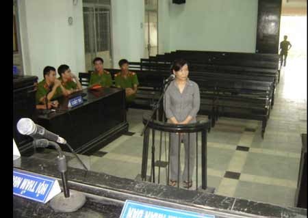 Khánh Hoà: Trưởng khoa dược tù 8 năm vì tuồn thuốc ra ngoài - 1 Bị cáo Huỳnh Thị Hoàng Mai trước vành móng ngựa