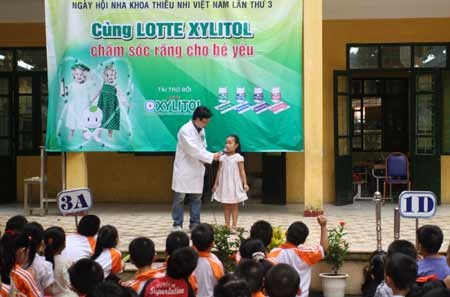 Bác sĩ nha khoa đang thử tài học sinh