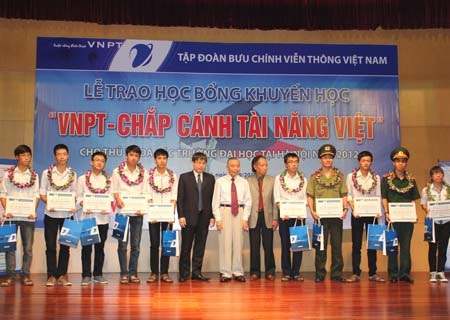 Phong trào khuyến học, khuyến tài nở rộ khắp nơi - 1 Học bổng khuyến học cho 10 thủ khoa đỗ đại học