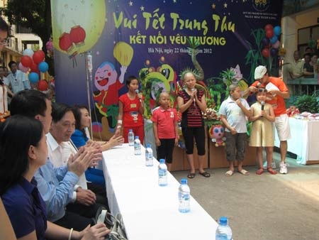 Hàng trăm bệnh nhi cùng vui Trung thu - 3 … và biểu diễn cho các bạn xem…