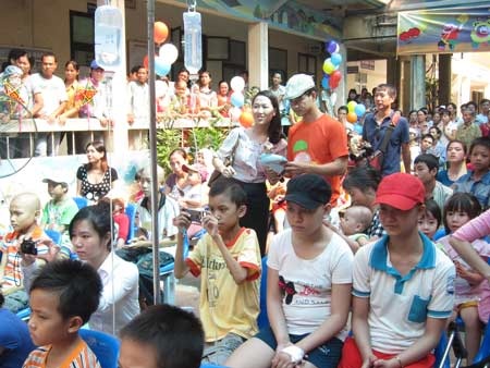 Hàng trăm bệnh nhi cùng vui Trung thu - 4 Nhiều phụ huynh đã không kìm được nước mắt dù không khí rất vui tươi