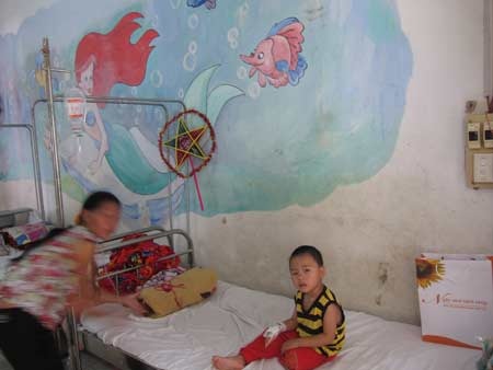 Hàng trăm bệnh nhi cùng vui Trung thu - 9 Bé nào cũng được quà trong ngày vui của tuổi thơ