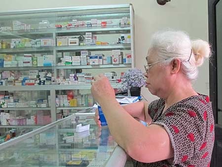 Thuốc “dỏm”: Uống rồi đành chịu! - 1 Bệnh nhân hầu như không có thông tin gì về chất lượng các loại thuốc mà họ mua dùng