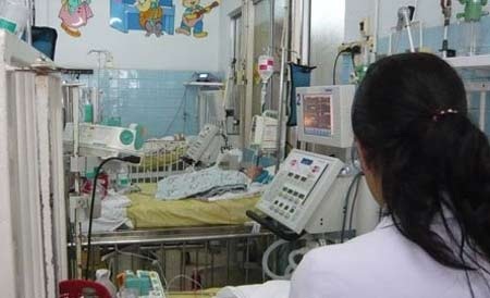 Oái oăm trẻ nghịch dại: Nhét bi vào mũi, nhét giấy vào tai - 1 Tự nhét đồ vật vào tai, mũi