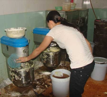 Nhãn hàng 1 đằng, nguyên liệu một nẻo - 3 Công nhân cơ sở Phương Lan không đeo bao tay khi trộn hương liệu