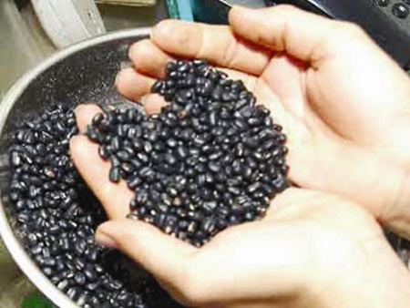 Nhiều người nhập viện vì nuốt đậu đen - 1 Nhiều người phải nhập viện vì nuốt đậu đen sống.