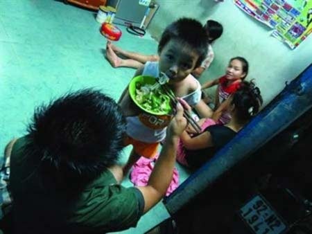 Vợ chồng thành “Ngưu Lang - Chức Nữ” - 1 Gia đình gặp mặt đông đủ như vậy không nhiều khi các cặp vợ chồng CN liên tục tăng ca.