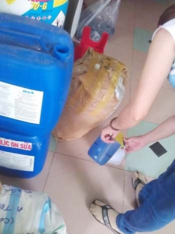 Tràn lan chất tẩy thực phẩm khô - 1 Hóa chất tẩy trắng, trong đó có lưu huỳnh được bày bán tràn lan ở chợ Kim Biên. Ảnh: Q.M.