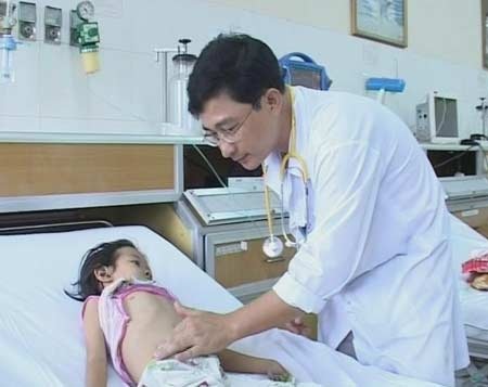 BV ĐK Khánh Hòa thực hiện tầm soát bệnh tim bẩm sinh cho trẻ - 1 Một bệnh nhi đang được khám sàng lọc