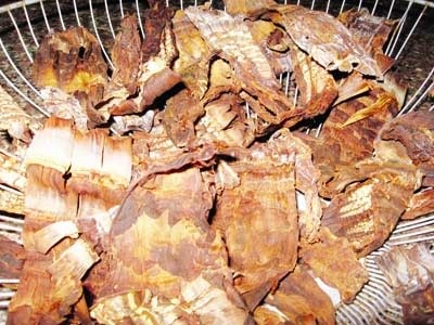 Tràn lan chất tẩy thực phẩm khô - 2 Măng khô không ngâm hóa chất có màu sắc không bắt mắt như loại được ngâm tẩm.