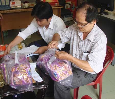 Nhãn hàng 1 đằng, nguyên liệu một nẻo - 2 Niêm phong và lấy mẫu để xét nghiệm mẫu bánh của Công ty TNHH Thụy Trâm