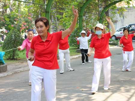 Thuốc “hồi xuân” hay “hại xuân”? - 1 Để giữ gìn sức khỏe, tốt nhất phụ nữ nên tập luyện thể dục. Ảnh: Xuân Thảo