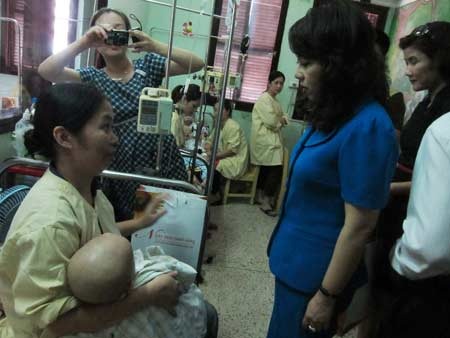 Hàng trăm bệnh nhi cùng vui Trung thu - 7 … còn những bệnh nhi không thể tham dự sẽ được phát quà ngay tại giường bệnh