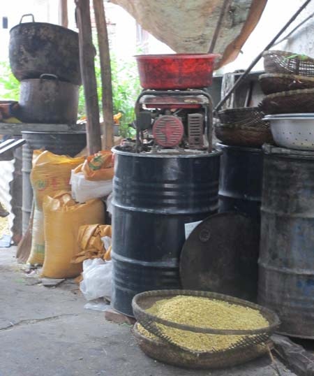 Rùng mình công nghệ sản xuất ngô cay - 1 Mọi dụng cụ đều cáu bẩn, dơ dáy, ngô nguyên liệu được để thẳng xuống nền đất bẩn