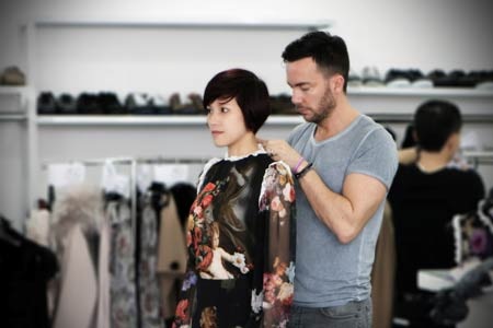 Hé lộ buổi thử trang phục cho “Milano fashion show Thu - Đông” - 2 Giám đốc sáng tạo Vincenzo và ekip trực tiếp chọn và chỉnh sửa từng chi tiết trang phục cho model