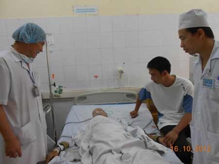 Chuyện hai ca mổ “để đời” của bác sĩ Đặng Việt Dũng - 2 TS.BS Đặng Việt Dũng thăm bệnh nhân lớn tuổi nhất.