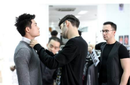 Hé lộ buổi thử trang phục cho “Milano fashion show Thu - Đông” - 6 Trang phục của các mẫu nam cũng cầu kì không kém