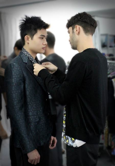Hé lộ buổi thử trang phục cho “Milano fashion show Thu - Đông” - 7 Trang phục của các mẫu nam cũng cầu kì không kém