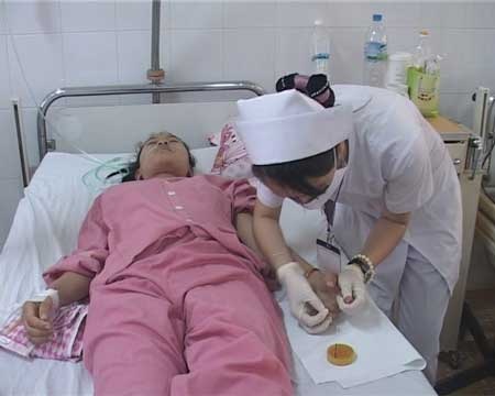 Khánh Hòa: Thêm 1 bệnh nhi tử vong do sốt xuất huyết - 1 Một bệnh nhân bị SXH đang được điều trị